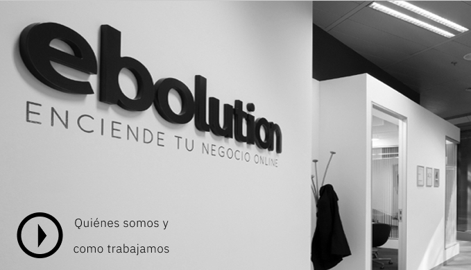 Oficina de Ebolution con el logo corporativo en la pared